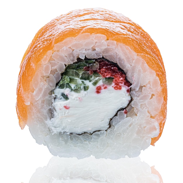 Roll Sushi aislado sobre fondo blanco. Cerrar vista con reflejo.