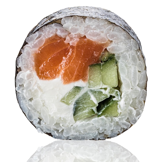 Roll-Sushi isoliert auf weißem Hintergrund. Nahaufnahme mit Reflexion.