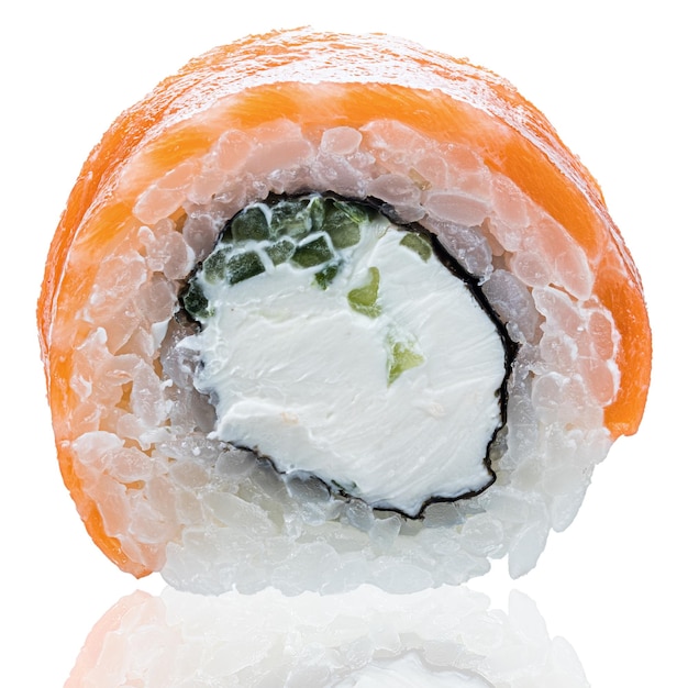 Roll-Sushi isoliert auf weißem Hintergrund. Nahaufnahme mit Reflexion.