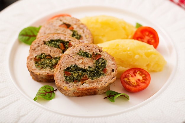 Roll von Putenhackfleisch mit Spinat und rotem Paprika