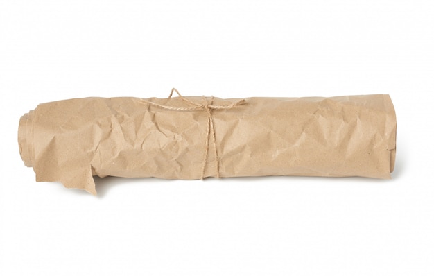 Rolle braunes Geschenkpapier mit einem braunen Seil gebunden