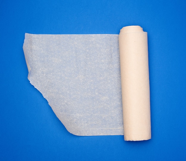 Rolle des braunen Pergamentpapiers auf einer blauen Oberfläche