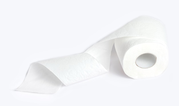Rolle Toilettenpapier auf weißem Hintergrund.
