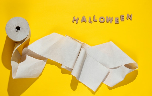 Rolle Toilettenpapier mit dem Wort Halloween