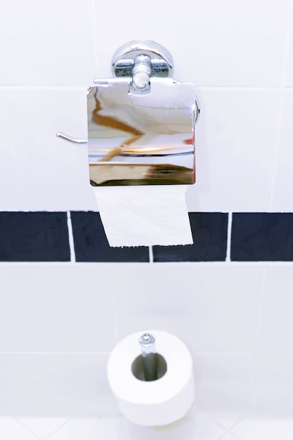 Rolle Toilettenpapierhalter in der weißen Toilette.