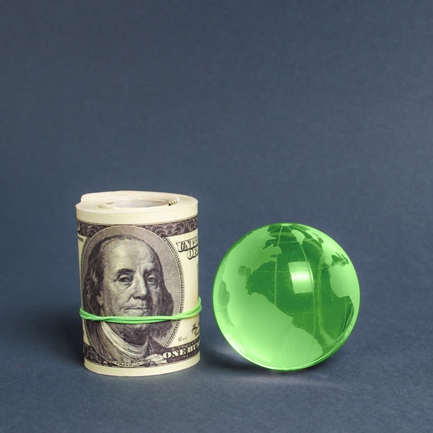 Rolle von Dollar und von Erdkugel des grünen Planeten. Internationale Geldüberweisungen, Attraktionsinvestitionen