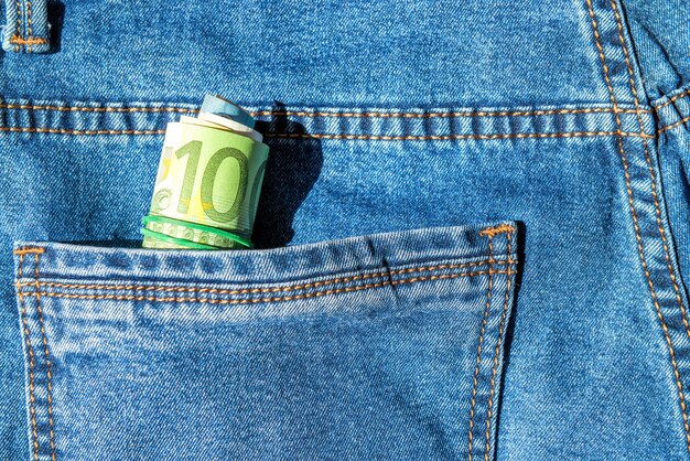 Rolle von Euro-Banknoten in einer Blue Jeans-Tasche