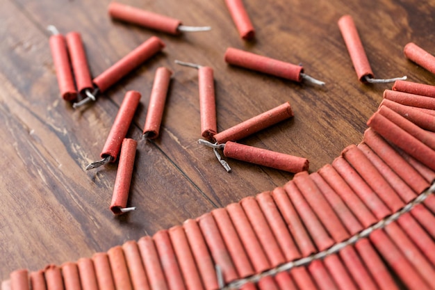 Rolle von Feuerwerkskörpern auf Holztisch.