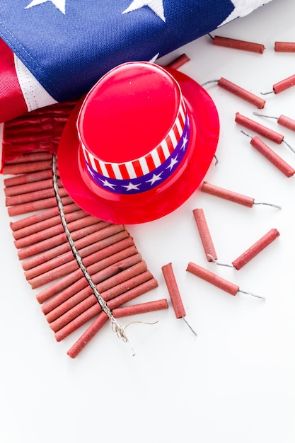 Rolle von Feuerwerkskörpern mit amerikanischer Flagge auf weißem Hintergrund.