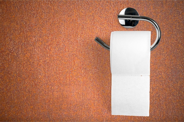 Rolle weißes Toilettenpapier auf Papierhalter aus Metall