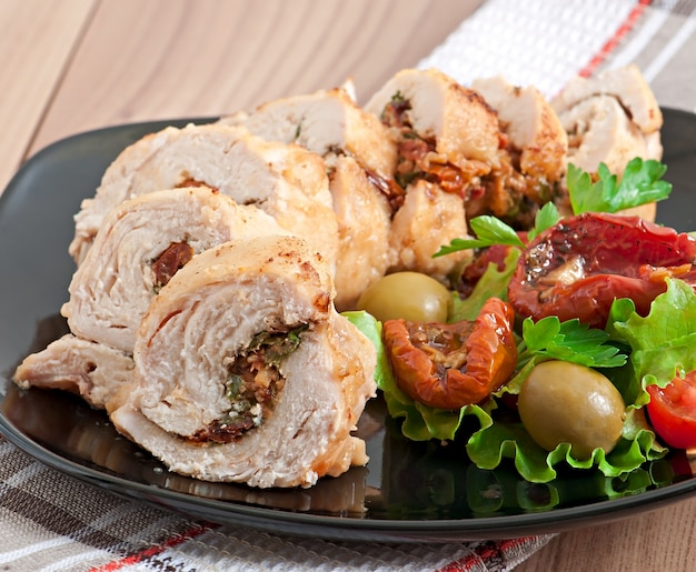 Rolled Chicken mit Spinat und sonnengetrockneten Tomaten