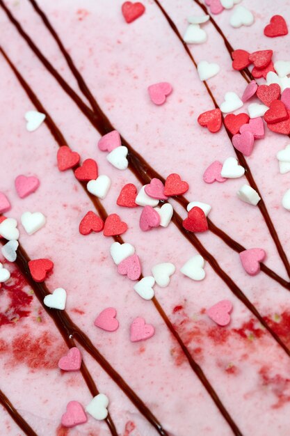 Rolleis wird von Hand auf dem Gefrierschrank hergestellt. Süßes Dessert aus natürlichen Beeren