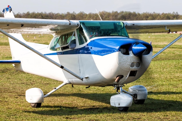 Rollen eines kleinen Privatflugzeugs auf dem Flugplatz. Nahaufnahme des Flugzeugs