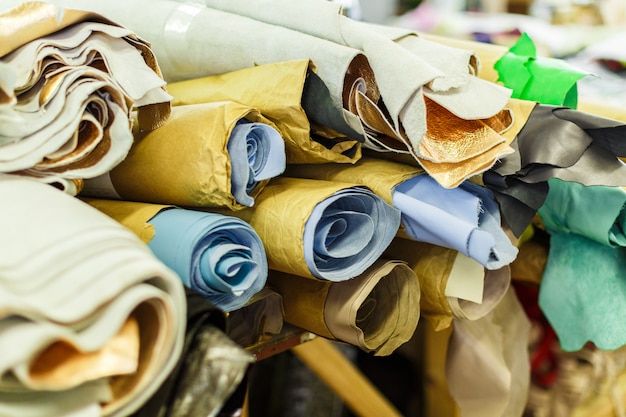 Foto rollen mit bunten textilien