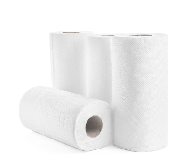 Rollen Papierhandtücher auf weißem Hintergrund