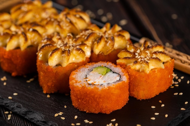 Rollen Sie mit Fischsushi mit Essstäbchen asiatischem Lebensmittelkonzept