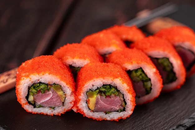 Rollen Sie mit Fischsushi mit Essstäbchen asiatischem Lebensmittelkonzept