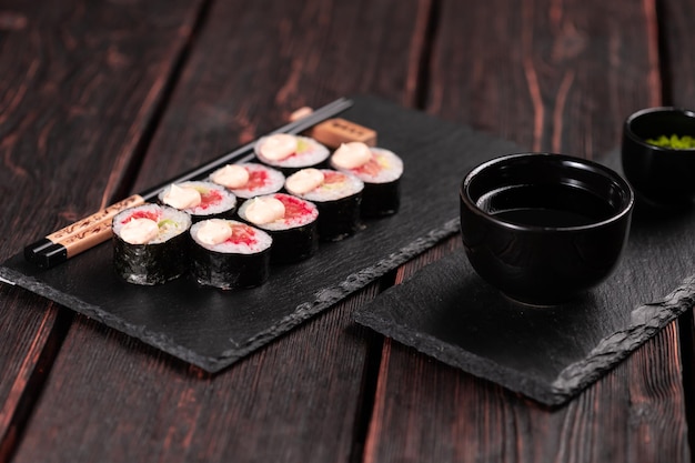 Rollen Sie mit Fischsushi mit Essstäbchen asiatischem Lebensmittelkonzept