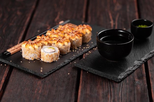 Rollen Sie mit Fischsushi mit Essstäbchen asiatischem Lebensmittelkonzept