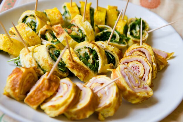 Rollen Sie mit Schinken und Rucola