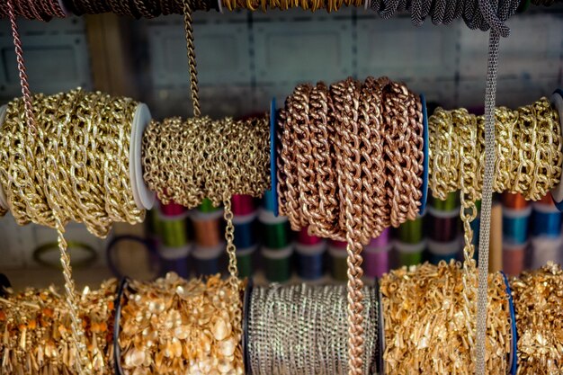 Rollen von bunten Metallketten als Hintergrund