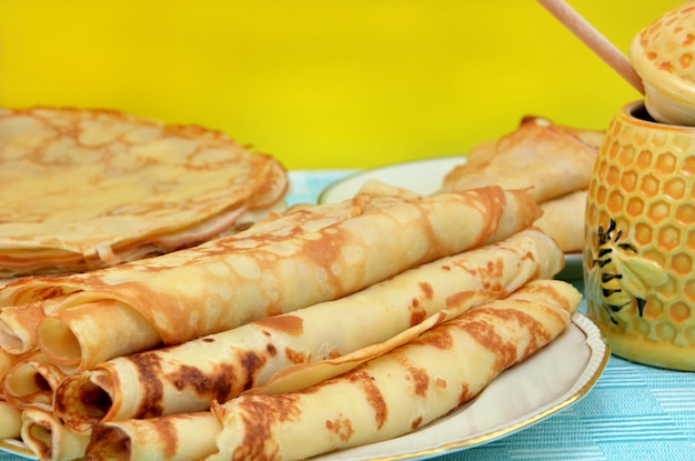 Rollen von dünnen Pfannkuchen auf dem Tisch