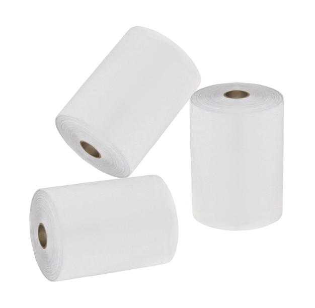 Rollen von Küchenhandtüchern aus Papier, die auf Weiß isoliert sind