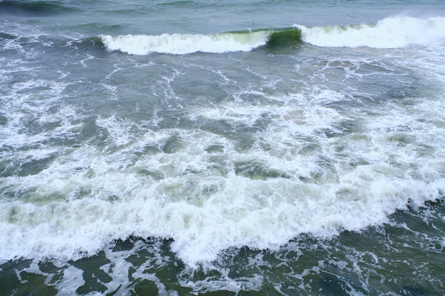 Rollende Wellen während des Sturms in der Ostsee