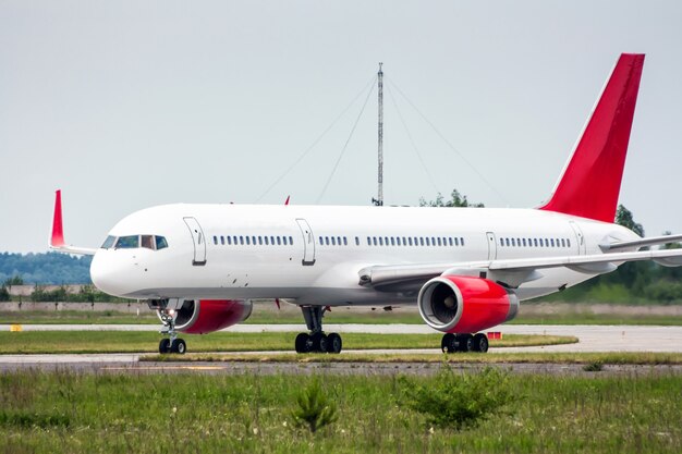 Rollendes Flugzeug von der Landebahn