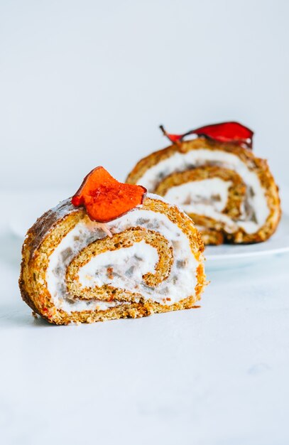 Rollendessert mit Mascarponekäse und Nüssen in einem Keks.