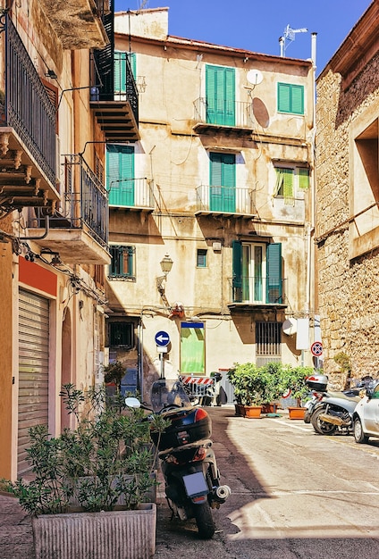 Roller an der Straße der Stadt Monreale, Sizilien, Italien