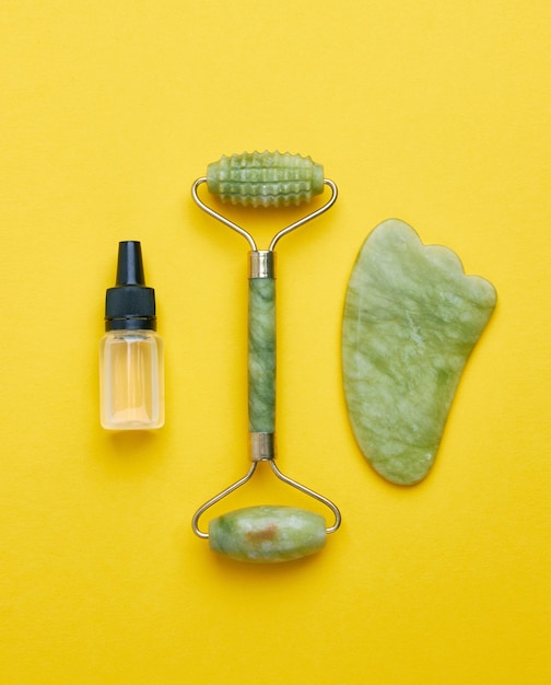 Roller facial de cuarzo y piedra de masaje gua sha en amarillo