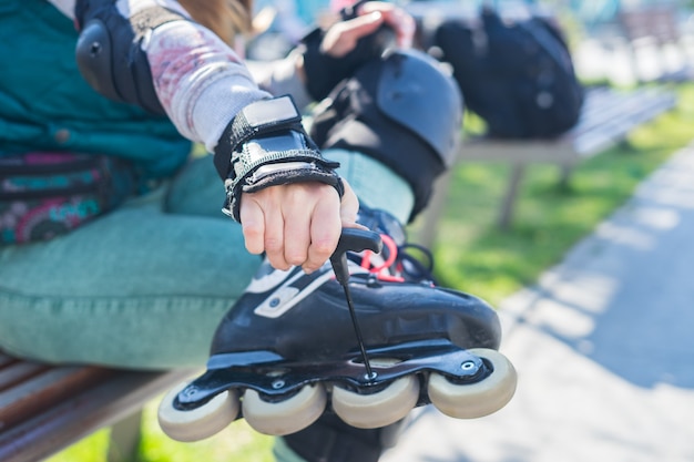 Foto roller girl desenroscando ruedas en patines freeskate