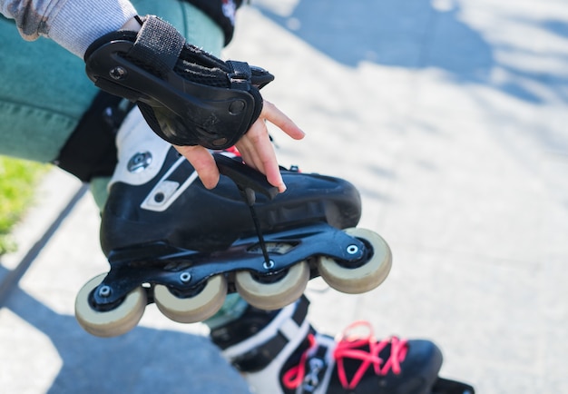 Roller girl desenroscando ruedas en patines con llave Allen