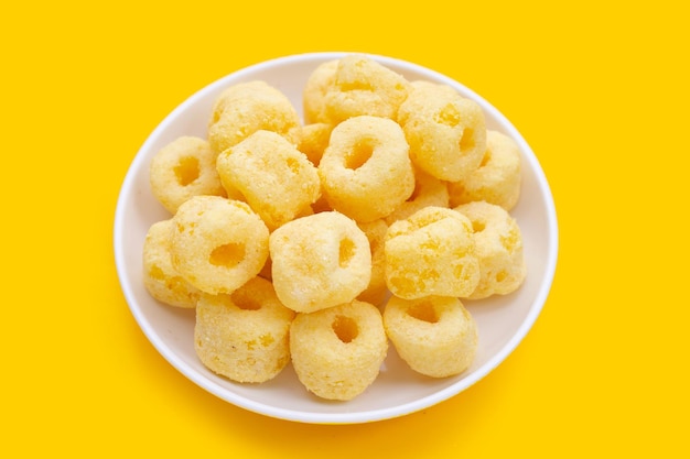Roller-Mais-Snack auf gelbem Hintergrund