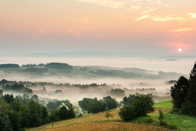 Rolling Hills en la niebla de la mañana al amanecer en Coutryside en Polonia