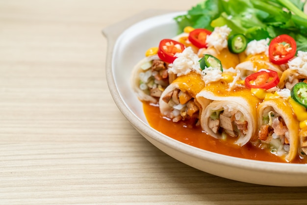 Rollito de primavera fresco con cangrejo y salsa y vagetable - estilo de comida saludable