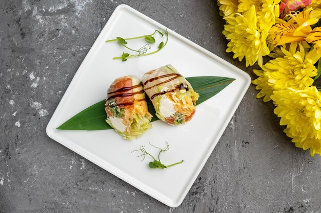 Rollito de primavera con salmón salado