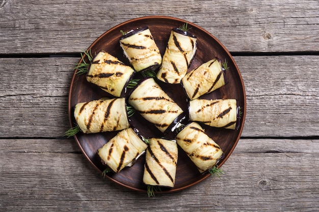 Rollitos de berenjena a la plancha con queso crema y tomates