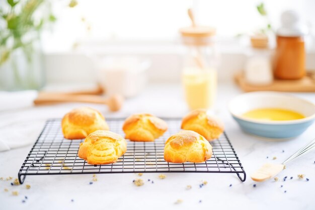 Rollitos de brioche con corteza dorada sobre una rejilla para enfriar