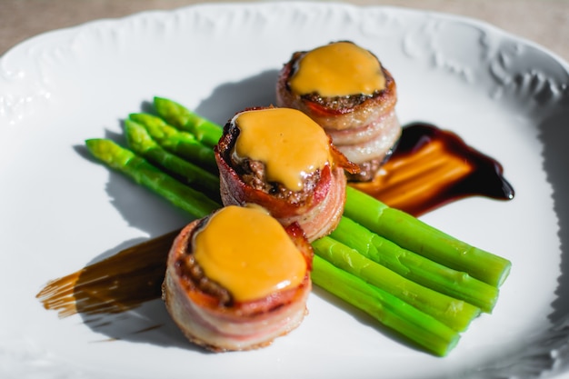 Rollitos de carne a la plancha de carne de vacuno con espárragos y patatas, jamón mozzarella