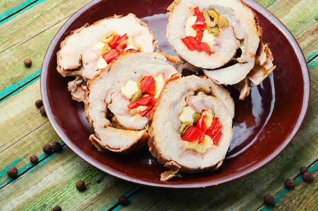 Rollitos de carne rellenos de queso, pimiento y aceitunas.