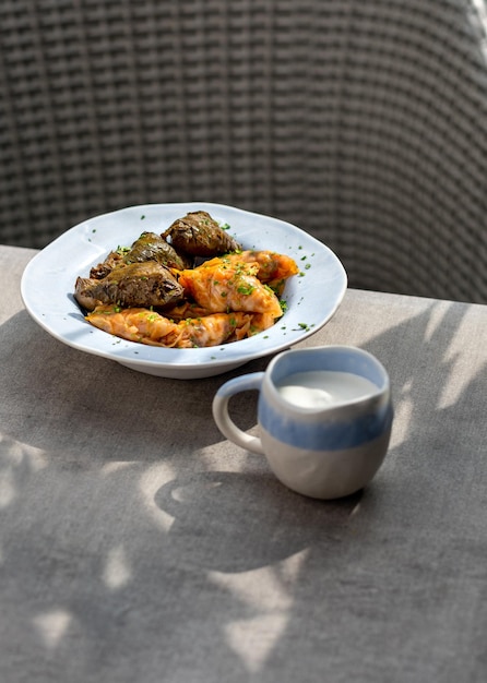 Rollitos de col con arroz de ternera y verduras al plato Hojas de col rellenas de carne