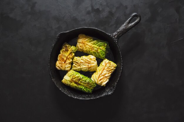 Rollitos de col con arroz y verduras. ramadán comida.