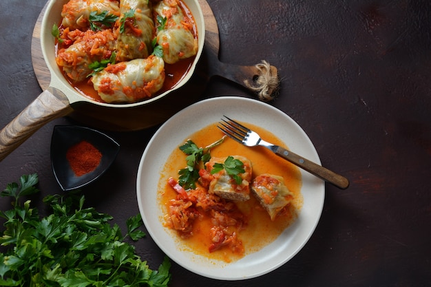 Rollitos de col rellenos de carne molida y arroz en salsa de tomate