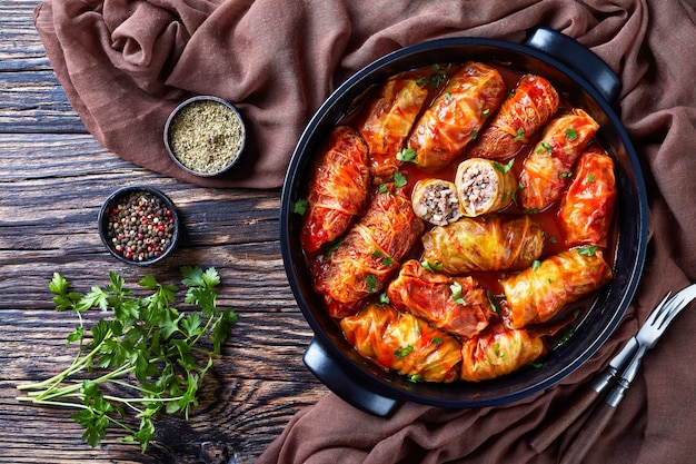 Rollitos de col rellenos de carne molida y arroz