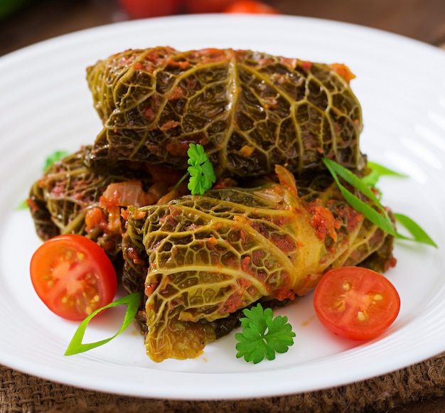 Rollitos de col salada rellenos en salsa de tomate