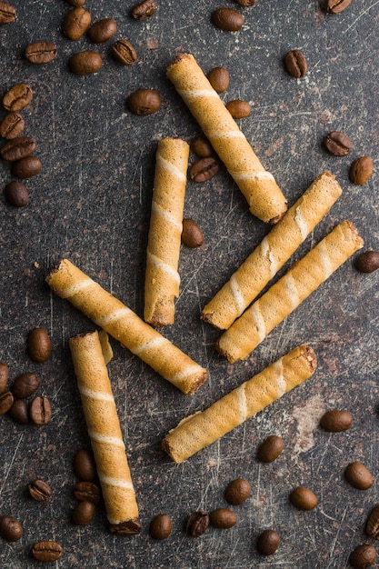 Rollitos de gofres de chocolate dulce y granos de café