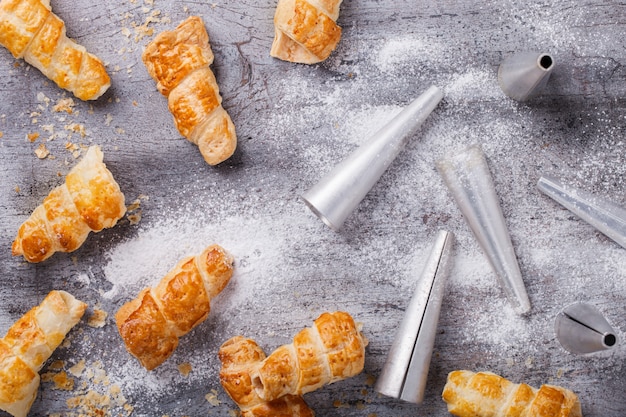 Rollitos de hojaldre con crema.