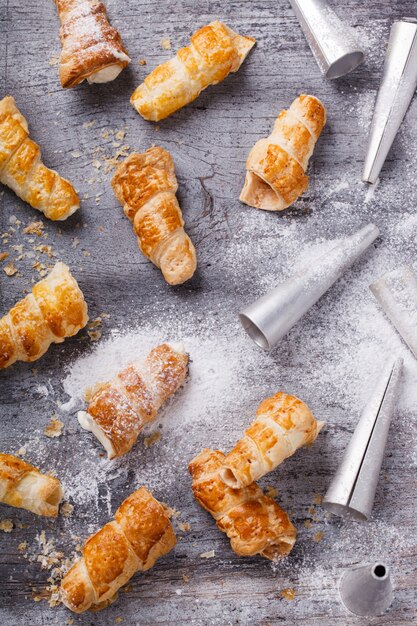 Rollitos de hojaldre con crema.